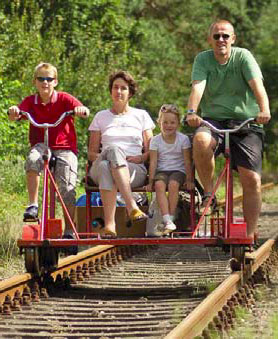 Familie fährt auf einer Draisine